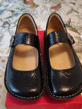 New In Box Alegria Paloma Black Embossed Rose Mary Jane Shoes 38/ 8-8.5